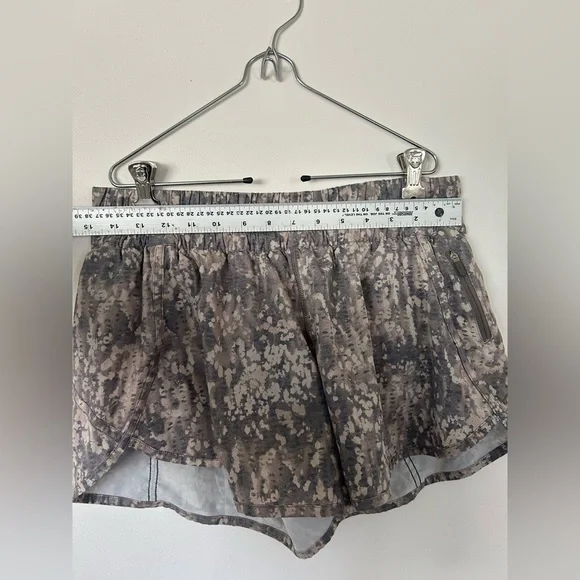 Lululemon 4” Tracker Shorts Gritstone white opal Size 12 - Picture 3 of 8